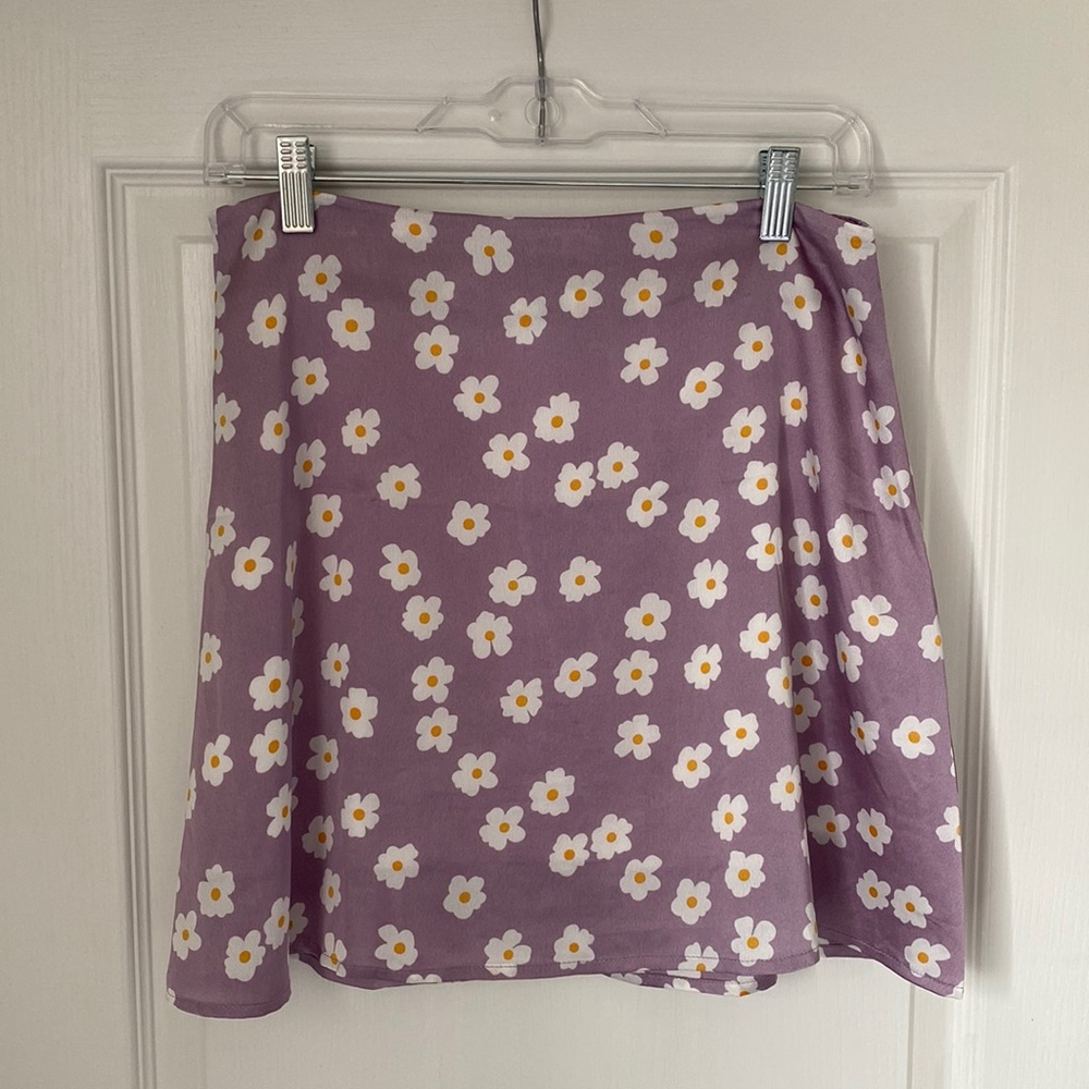 Light purple skirt with daisies
